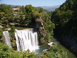 Водопад, где Плива (слева) впадает в Врбас (справа)
