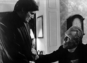 Le père Damien Karras (à gauche) avec le père Lankester Merrin (à droite) dans le film L'Exorciste de William Friedkin.