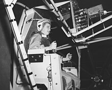 Jerrie Cobb dans un simulateur de Mercury 13