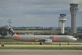 sebuah pesawat Jetstar dengan siri Airbus A321-200 .