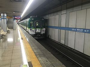 神宮丸太町駅に停車中の2600系電車