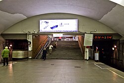 De trappen aan de noordkant van het perron