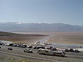 La zona di approccio turistico a Badwater temporaneamente invasa dalle acque delle piogge stagionali, primavera del 2005.