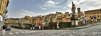 Photographie en couleurs panoramique d'un quai fréquenté d'une ville touristique