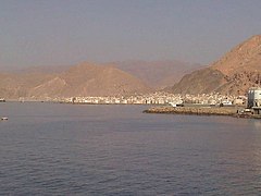 אל-מוּכַּ֫לַּא, עם חצרמות ברקע, כפי שנצפה מתוך הים הערבי באזור מפרץ עדן