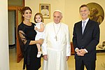 رئيس الأرجنتين ماوريسيو ماكري، متزوج من جوليانا عواضة، والتي تحولت من الإسلام إلى المسيحية لاحقًا.[25]