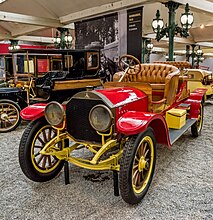 1910年頃: メルセデス・ダブルフェートン（イタリア語版）。スリー・ポインテッド・スターを掲げ始めた頃の車両[1]。