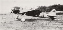 Photo noir et blanc d'un avion au sol.