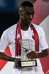 Almoez Ali, máximo goleador da Copa de Ouro 2021, durante a cerimonia de entrega de trofeos da final da Copa Asiática 2019 coa Selección de fútbol de Qatar en 2019