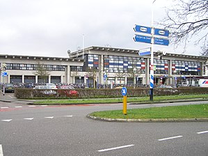 Der Bahnhofsvorplatz mit Bahnhofsgebäude (2007)