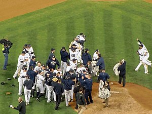 English: New York Yankees celebrate after thei...
