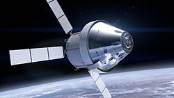 Orion vairākkārt lietojamais kosmosa kuģis mākslinieka attēlojumā.