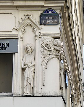 Statue de Saint-Jacques à l’angle de la rue Saint-Denis et de la rue Etienne-Marcel