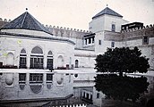 Ua wa kati wa zamani wa ikulu ya Dar al-Bayda; kushoto ni banda lenye pembe tatu na kulia ni moja ya minara ya kona picha ya mwaka 1924.