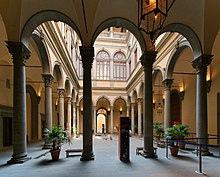 Inner courtyard Palazzo Strozzi - panoramio.jpg