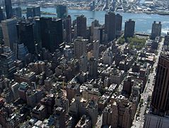 Panorama depuis le sommet, direction est. On peut noter le contraste entre les immeubles moyens de Murray Hill et les gratte-ciels de Midtown.