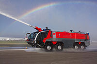 כבאית תעופתית מדגם Rosenbauer Panther עם הנעה 8x8 בנמל התעופה של דובאי