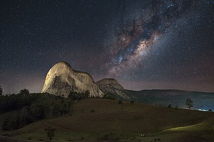 Pico Pedra Azul com o centro da Via Láctea acima dele. O Parque Estadual da Pedra Azul é um parque estadual em Domingos Martins, um dos municípios de imigrantes europeus da região serrana do Espírito Santo, Brasil. O Pico Pedra Azul é um afloramento de gnaisse com 1 822 m de altitude, considerado patrimônio geológico brasileiro. Seu nome se deve à presença de líquens que deixam seu tom azulado. Mas conforme a época do ano e a incidência solar, a rocha pode ganhar diferentes tonalidades. (definição 5 657 × 3 769)