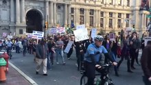 Файл: митинг против Трампа в Филадельфии - неотредактированные кадры.webm