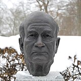 Portret van baron Johan Adelswärd, 2007, brons. Locatie: Adelsnäs Slott, Åtvidaberg, Zweden