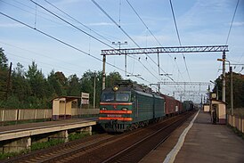 Товарный поезд с электровозом на платформе Головково (2009)
