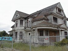 This is the Redman Hirahara House in 2005. It was designed by William Weeks in 1897.