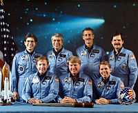Џон Мекбрајд (доле, у средини) као командант мисије СТС-61-Е која никад није полетела, 1986. године