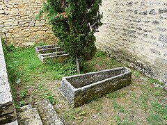 Trois sarcophages mérovingiens devant l'église.