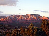 Gunbatiminda Sedona Sehri ve arkj=kasindaki kirmizi kayaliklar manzarasi