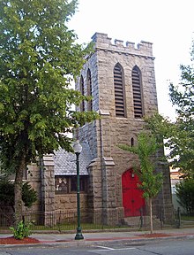 Каменная башня епископальной церкви Святого Петра со стороны Дивизион-стрит