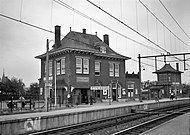 Het station in 1954, met het seinhuis