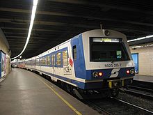 Klaso 4020EMU kun S-Bahn-trajno en Wien Südbahnhof, 2007.