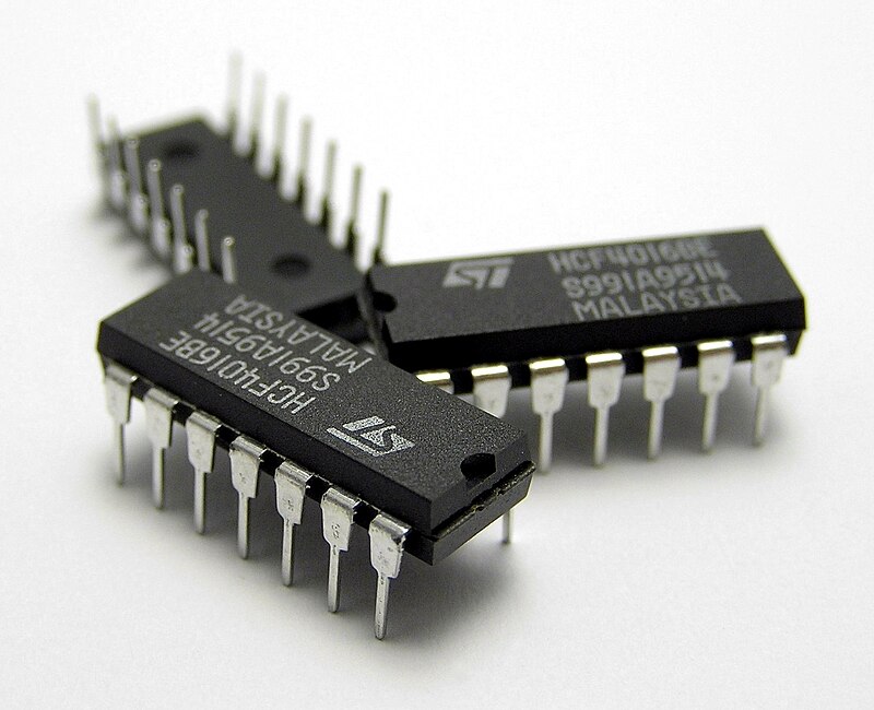 Archivo:Three IC circuit chips.JPG