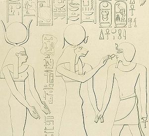 Тутмос II с богинями Сехмет и Хатхор. Изображение на пилоне в храме Карнака