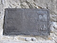 Plaque commémorant l'ascension du grimpeur français Alain Robert en 2007.