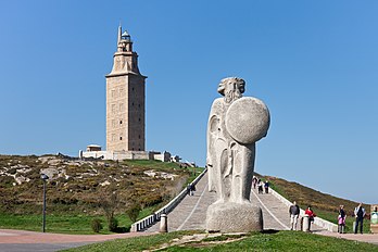 La statue de Breogán, roi mythique celte de Galice, devant la tour d'Hercule, à La Corogne. (définition réelle 5 484 × 3 656)