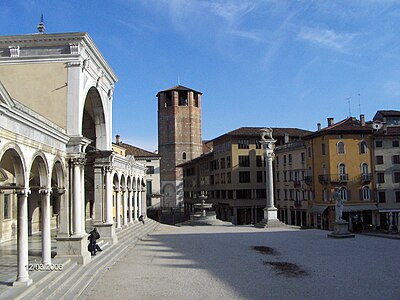 La loggia San Giovanni, sur la droite la colonne Marciano.