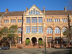 雪梨工業及專修教育學院（英语：TAFE NSW）（Sydney Institute of TAFE），位於蝦利士街