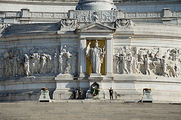 Centralna część pomnika z Grobem nieznanego żołnierza