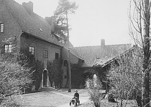 Villa Ericssons entrégård på 1920-talet och i augusti 2021.