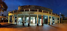 Vista nocturna del Museu d'història de la immigració de Catalunya (MhiC) a la Masia de Can Serra