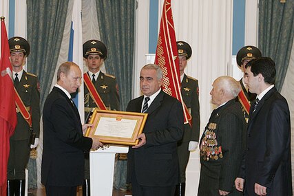 Вручение президентом представителям Владикавказа грамоты о присвоении почётного звания