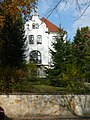 Villa und Stützmauer