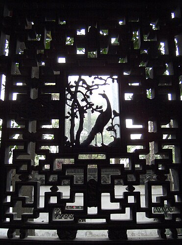 Декоративная решетка в саду в Шанхае (Китай)