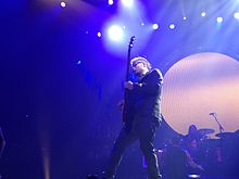 Description de l'image Zach Myers of Shinedown at the Dow Event Center, February 2013.jpg.