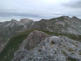 Поглед на Мал Кораб (лево), Малокорапска Стена (средина) и највисокиот врв Голем Кораб (десно)