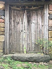 Влезната порта од дворот на црквата