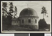 Kikkerten i folkeobservatoriet i Slottsparken vart flytta til ei bygning i Holmenkollen i 1911. Observatoriet var ope til ut i 1920-åra.[3] Foto: Fredrik Blom-Olsen/Nasjonalbiblioteket