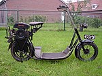 De eerste vervoermiddelen die de naam "scooter" droegen waren gemotoriseerde autopeds, zoals deze ABC Skootamota