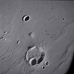 Kráter Ruth (menší z dvojice malých kráterů napravo od největšího kráteru Krieger)